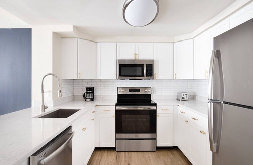 North Bethesda Apartment | Classic North Bethesda 1BR w/W/D, Pool & Gym, nr Metro, by Blueground