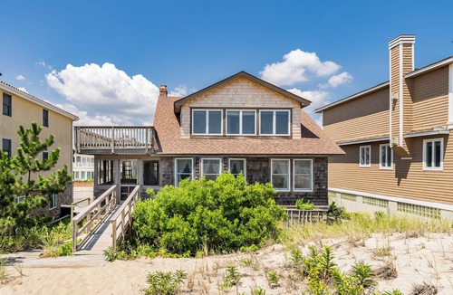 Mantoloking House | Classic Oceanfront 5-bedroom home, steps to the beach in South Mantoloking