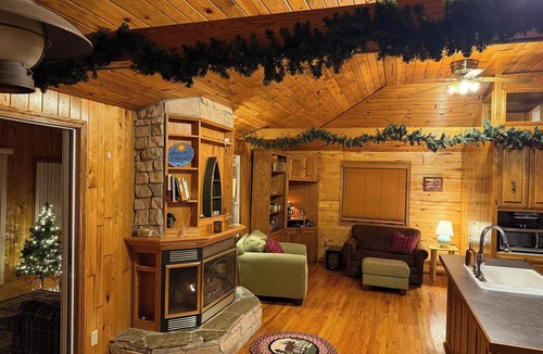 Hillman Cabin | Classically Charming, Private Cabin to Enjoy Nature - Boats + Pets Welcome