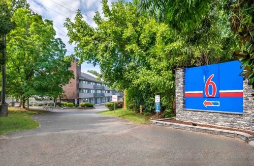 Charlotte Apartment | Clean ADA King Bed|Nsmk