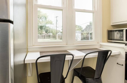 Hutchinson House | Clean & Comfortable Cottage in the Heart of Hutch!