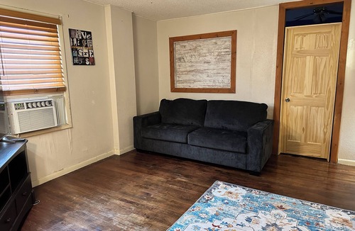 Leavenworth Apartment | Clean, easily accessible 2bdrm apartment with AC. 2 mins to base - 15mins to KC