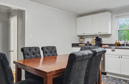 Libertyville House | Clean Freshly Remodeled 4 Bedroom House