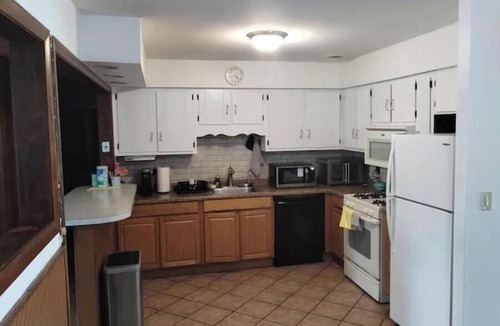 Arlington Heights House | Clean home in quiet neighborhood
