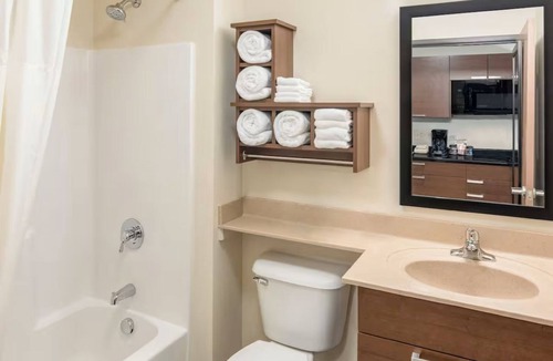 Overland Park Hotel | Clean Modern Hotel for Extended Visits in Overland Park
