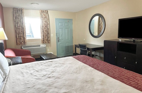 Mount Berry Hotel | Clean Room w/Private Bathroom + Pet-Friendly Options Near Berry College