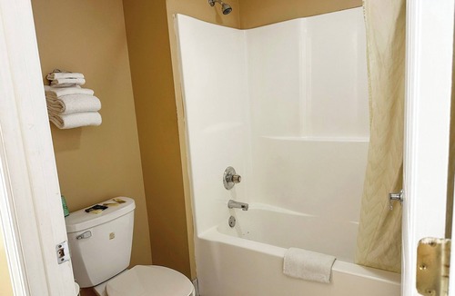 Mount Berry Hotel | Clean Room w/Private Bathroom + Pet-Friendly Options Near Berry College