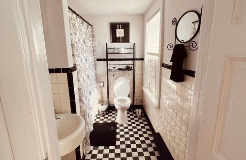 Old Town Winchester Apartment | Cleveland Park awesome Winchester 2 BR 1st fl apt. walk to everything!