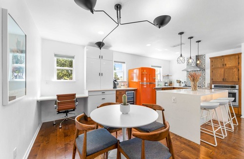 Oak Forest House | Close to Domain DT Shopping Chic Serene 3BR