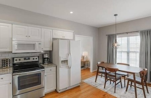 Earlewood House | Close to Downtown & USC, King, 3 TVs, Pets