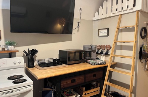 Groveoak Cabin | Close to everything—private launch one minute drive away—