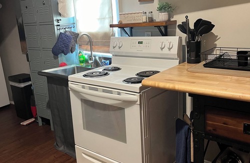 Groveoak Cabin | Close to everything—private launch one minute drive away—