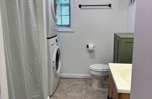 Forest Hills House | Close to Masters’s, Hospitals & Downtown
