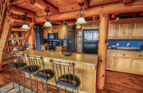Mountain City Cabin | Cloud 9-Log Cabin, Stunning View, Luxury Hot Tub, Gas Fire Pit, 30 min to Boone