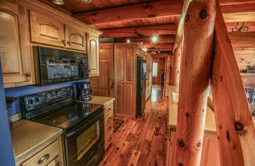 Mountain City Cabin | Cloud 9-Log Cabin, Stunning View, Luxury Hot Tub, Gas Fire Pit, 30 min to Boone