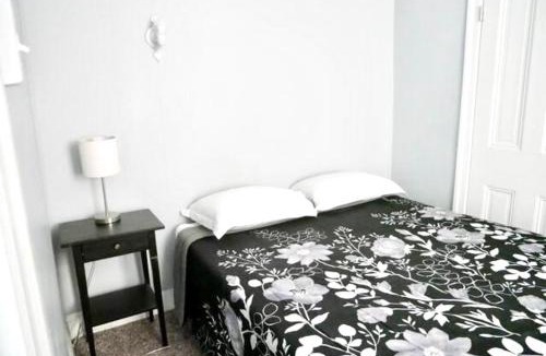 Point Breeze Apartment | Clover 2900 - Apartment and Rooms with Private Bathroom near Washington Ave South Philly