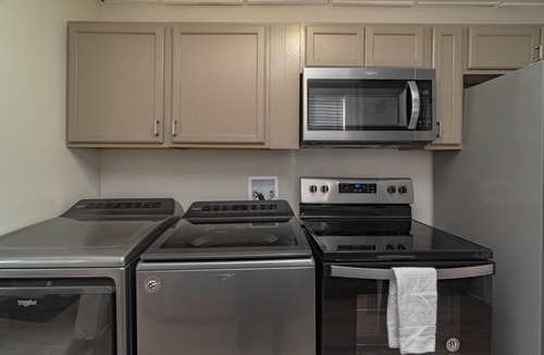 Montgomery House | Cloverdale Large Group Duplex 6BR Sleeps 14