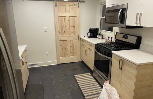 Kutzky Park House | Coastal Charm - 3BR w Recliner, Main Flr Bath and Laundry. Bright and Beautiful