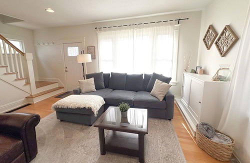 Kutzky Park House | Coastal Charm - 3BR w Recliner, Main Flr Bath and Laundry. Bright and Beautiful