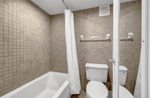 Airlie Condo | Coastal Escape: Poolside Studio Near Dining