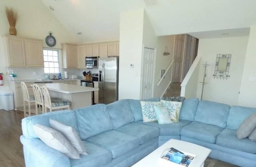 South End House | Coastal living from this spacious 4-bedroom, easy walk to sand and surf