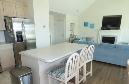 South End House | Coastal living from this spacious 4-bedroom, easy walk to sand and surf