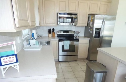South End House | Coastal living from this spacious 4-bedroom, easy walk to sand and surf