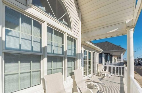 South End House | Coastal living from this spacious 4-bedroom, easy walk to sand and surf