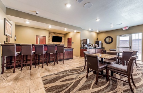 Hutchinson Hotel | Cobblestone Hotel & Suites - Hutchinson