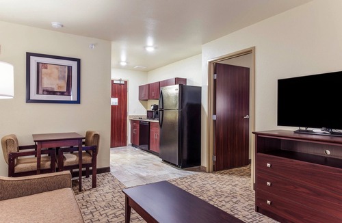Hutchinson Hotel | Cobblestone Hotel & Suites - Hutchinson