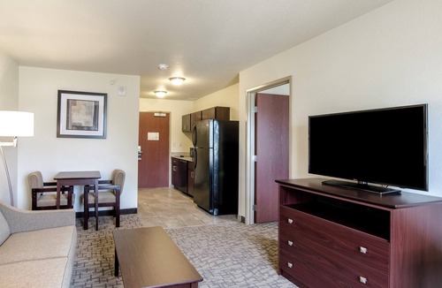 Guernsey Hotel | Cobblestone Inn & Suites - Guernsey