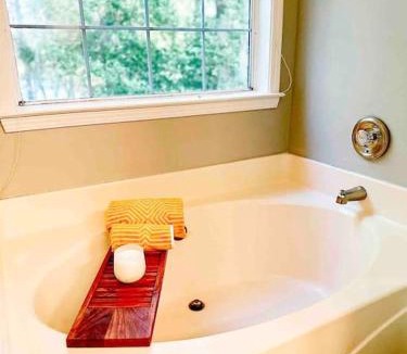 Huntcliff Villa | COLA Lakeview Oasis - King Suite