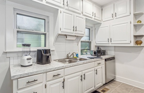 College Hill House | CollegeHill ~ King, Firepit, Theater ~ NearWesley and Wichita Downtown
