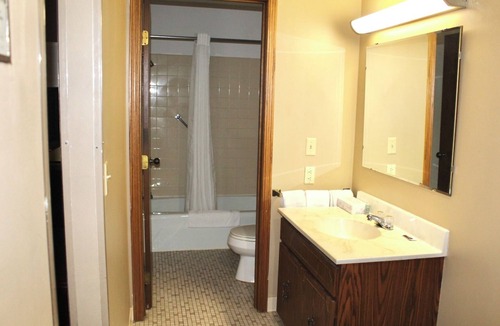 Dyersville Hotel | Colonial Inn Dyersville