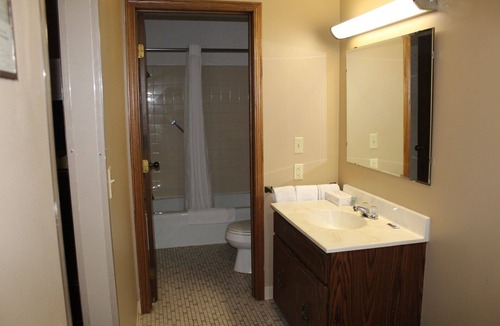 Dyersville Hotel | Colonial Inn Dyersville