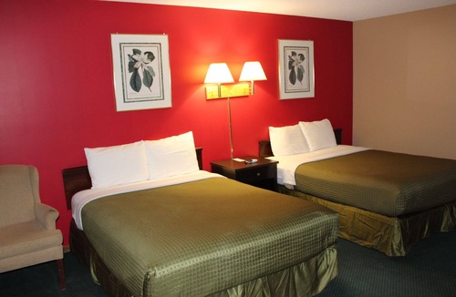 Dyersville Hotel | Colonial Inn Dyersville