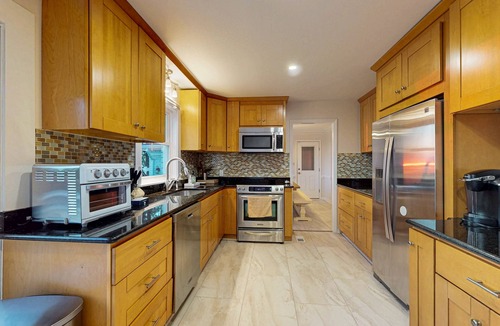 Kitty Hawk House | Colonial Sound Front Home w/Private Hot tub, Screened Porch and Full Kitchen