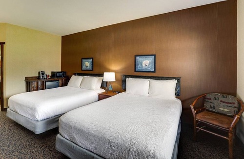 Columbia Hotel | Columbia's Welcoming Retreat with Rustic-Themed Rooms & Heated Pools