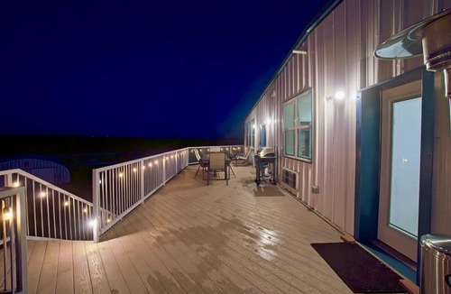 Bell County House | Come stay at this one of kind Airplane hanger that overlooks a runway.
