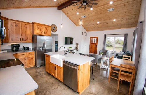 Gober House | Come stay at Two Lakes Cottage just minutes away from Bois d’Arc Lake
