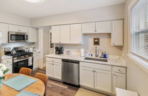 Highwood Apartment | Comfort in Highwood- 4 BRs & steps to the train!