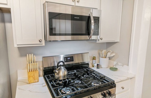 Highwood Apartment | Comfort in Highwood- 4 BRs & steps to the train!