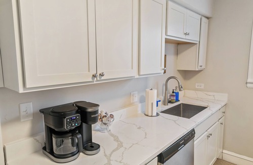 Highwood Apartment | Comfort in Highwood- 4 BRs & steps to the train!