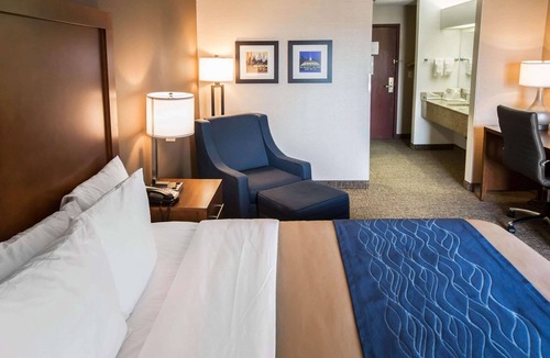 Village of Lakewood Hotel | Comfort Inn Crystal Lake - Algonquin