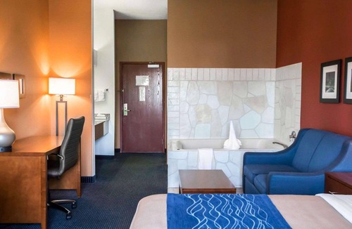 Village of Lakewood Hotel | Comfort Inn Crystal Lake - Algonquin
