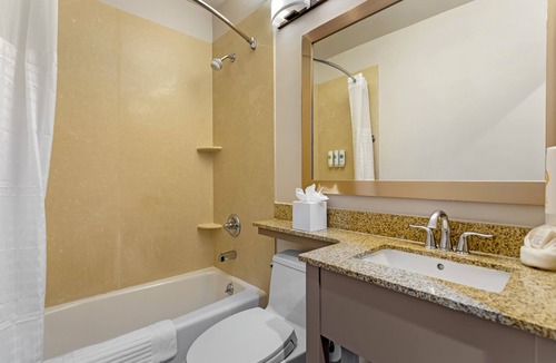 Travis - Chelsea Hotel | Comfort Inn Staten Island