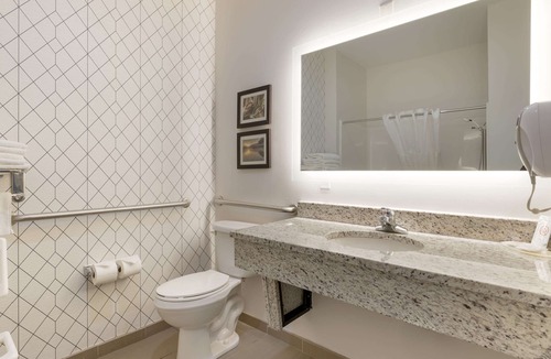 Quad Cities Hotel | Comfort Inn & Suites Davenport - Quad Cities