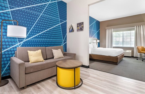 Lawrence Hotel | Comfort Inn & Suites Lawrence - University Area