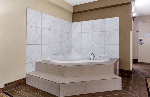 Pine Forest Hotel | Comfort Inn & Suites Spring Lake - Fayetteville near Fort Bragg