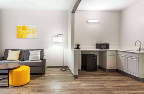 Elgin Hotel | Comfort Suites Elgin Northwest